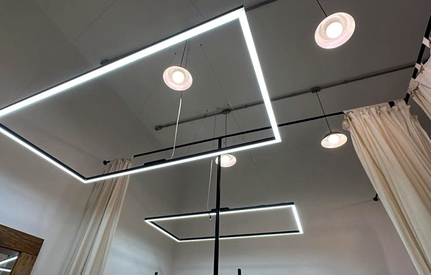 Acabamento final de luminárias lineares e spots embutidos em ambiente comercial da MTECH Elétrica