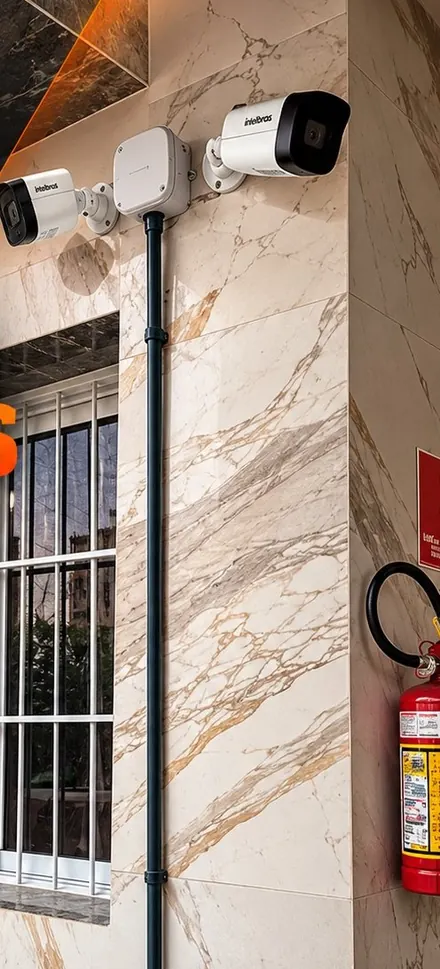 Câmeras de segurança instaladas em fachada