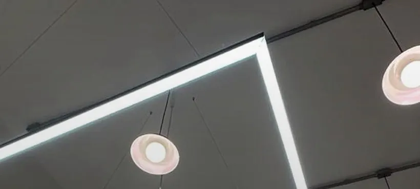 Luminárias lineares suspensas e pendentes em ambiente comercial