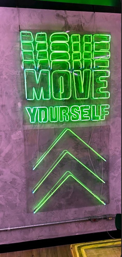 Letreiro em neon verde instalado pela MTECH Elétrica em ambiente comercial