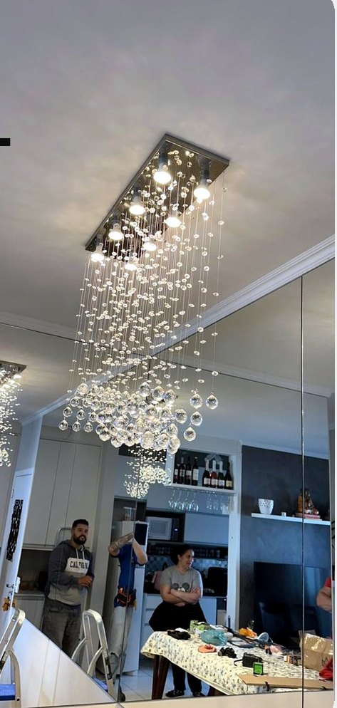 Lustre de cristal instalado pela MTECH Elétrica em sala de jantar residencial