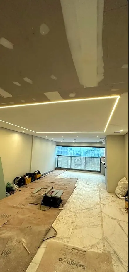Sanca de gesso com perfil de LED iluminado em apartamento
