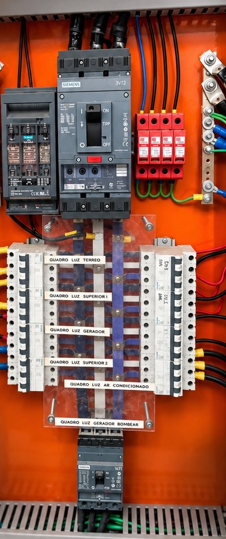 Quadro elétrico de distribuição montado e identificado pela MTECH Elétrica